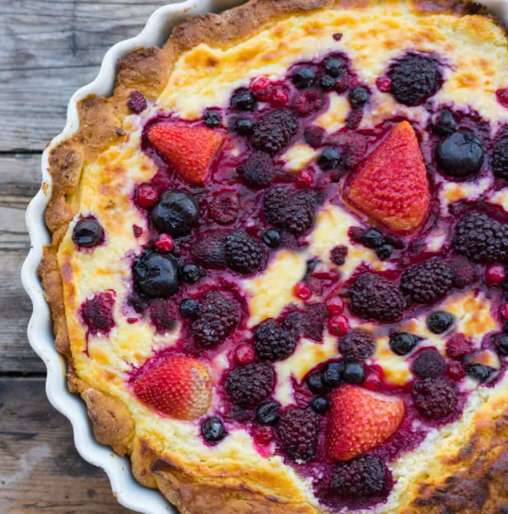 low carb easy berry cheesecake in a 9 inch pie pan