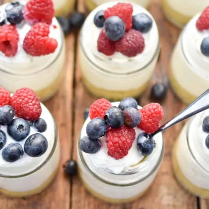 low carb no-bake cheesecakes in a jar lined up close up