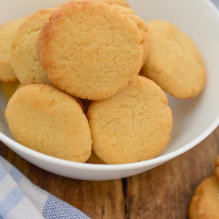 keto Nilla cookies in a white bowl