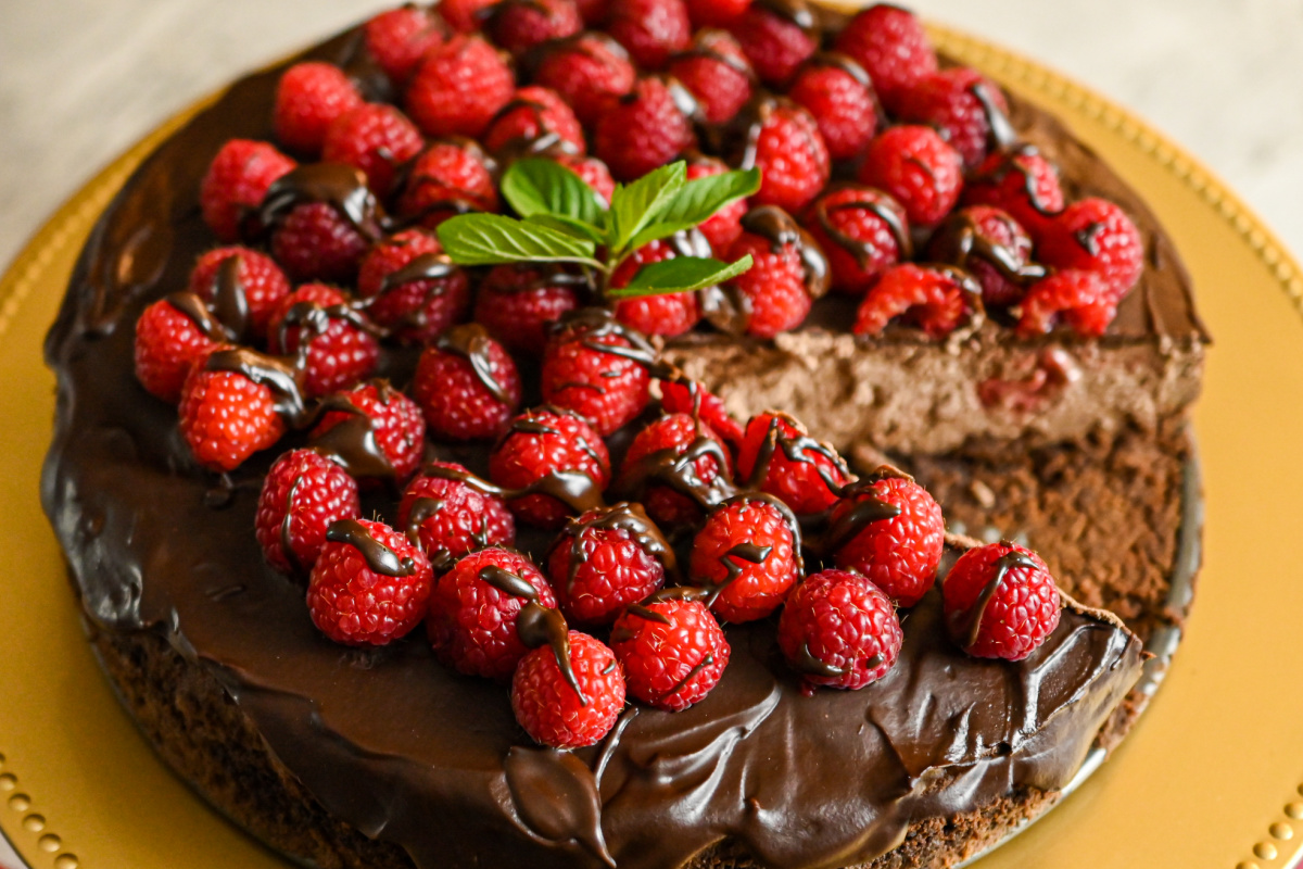 keto chocolate raspberry cheesecake featured image