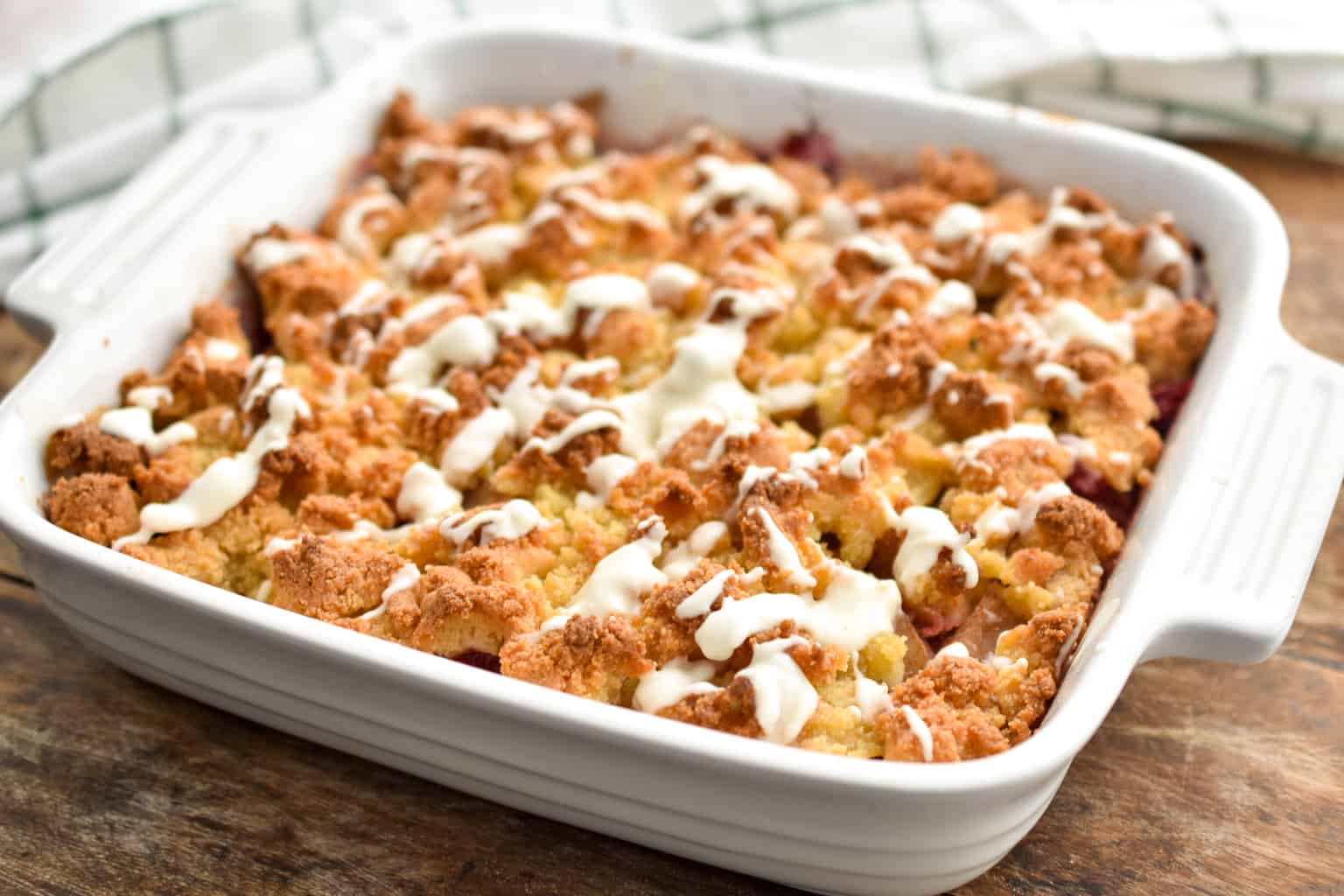  keto apple cobbler på en vit bakform