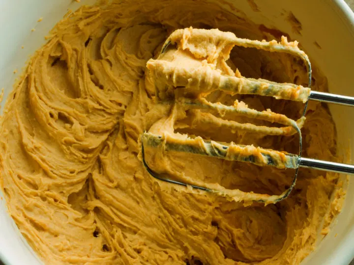 keto pumpkin batter for streusel cupcakes