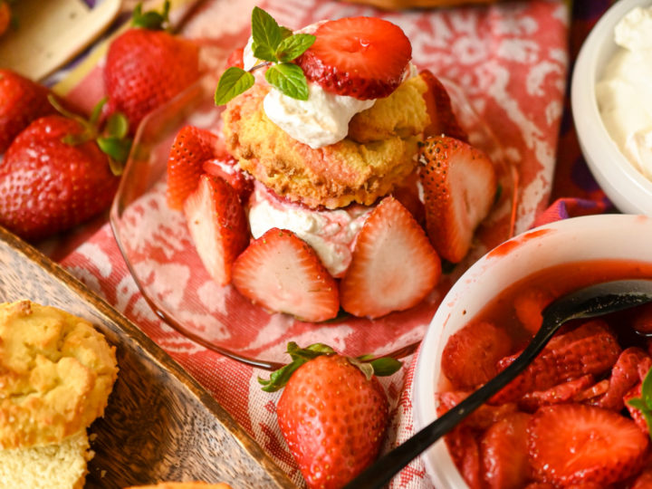 keto friendly strawberry shortcake featured image
