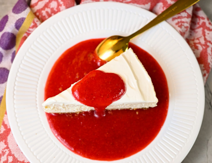 Keto cheesecake with sour cream topping
