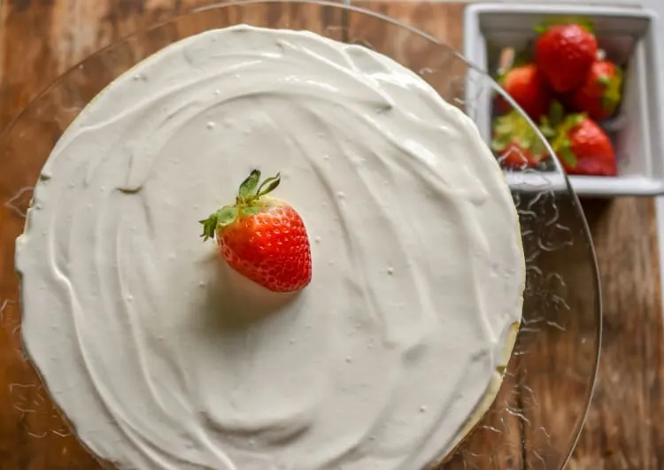 keto cheesecake with sour cream topping