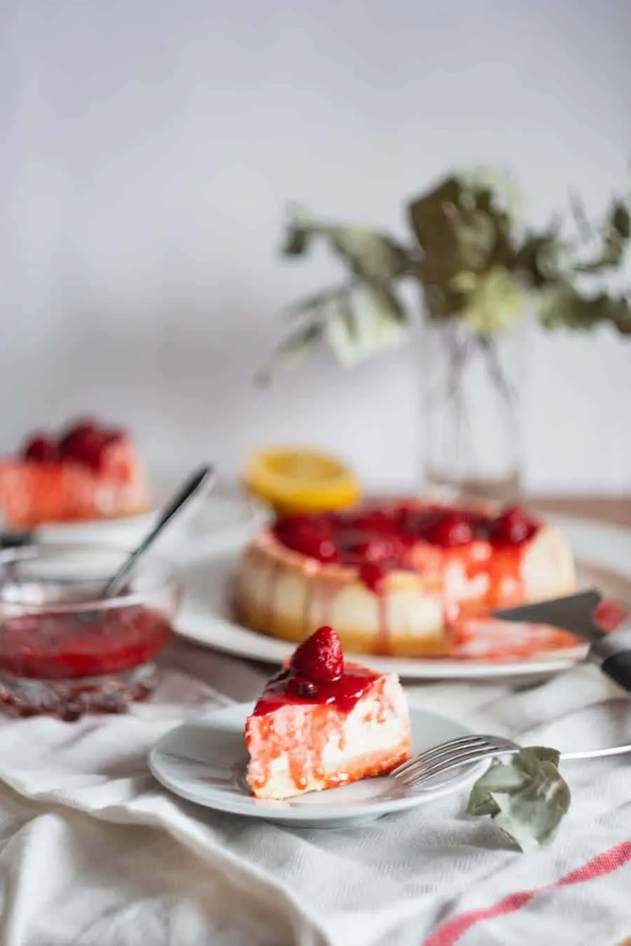 keto cheesecake with strawberries