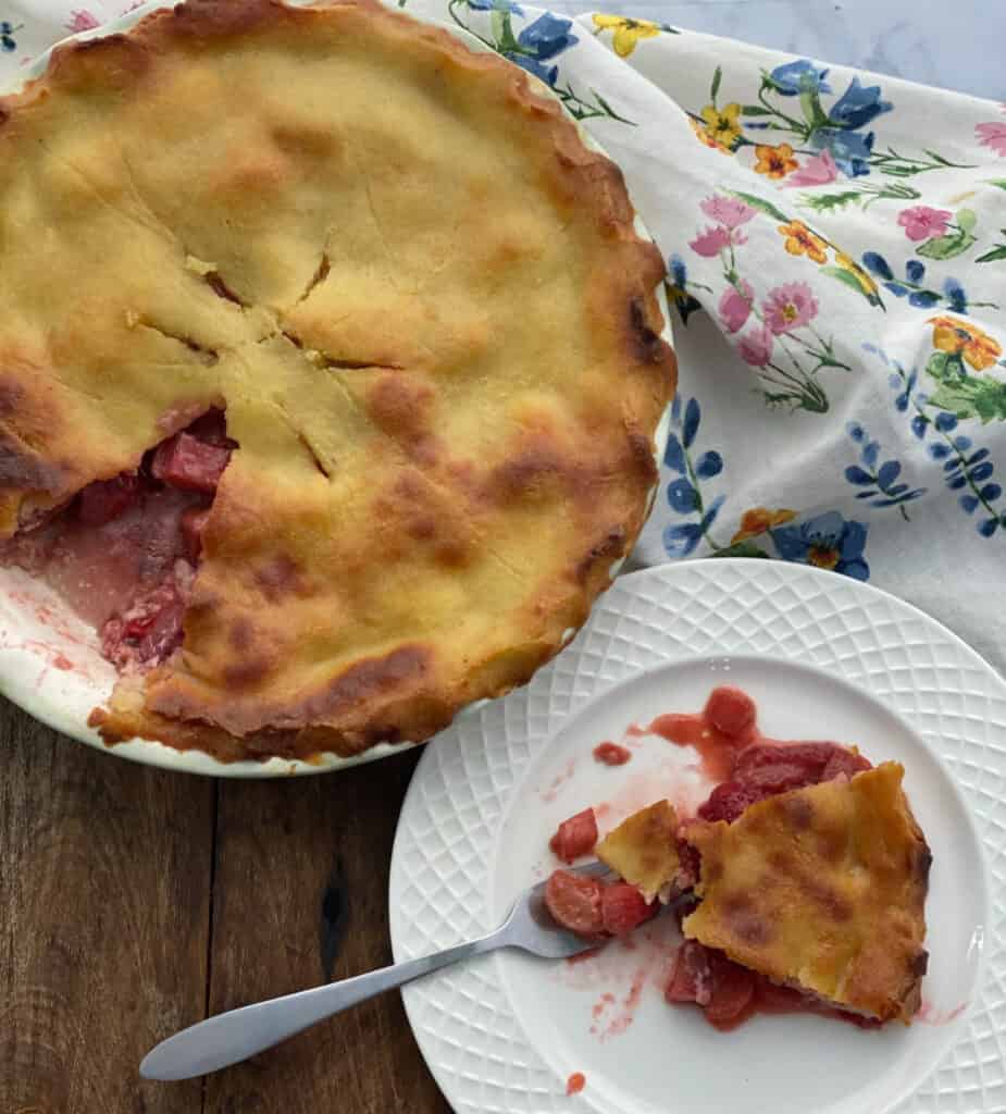 keto rhubarb strawberry pie display with a whole pie and sliced pie next to it.