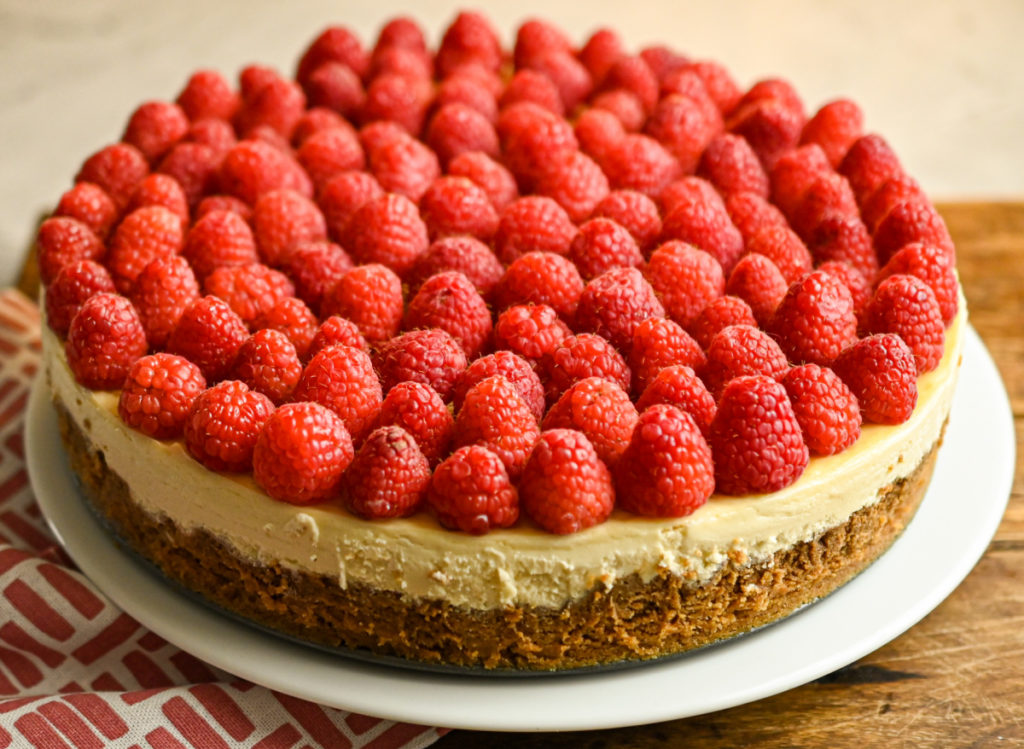 low carb white chocolate cheese cake with fresh raspberries