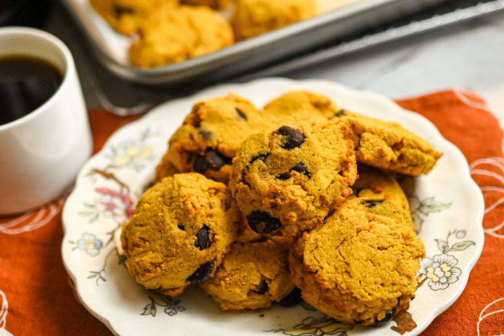 keto pumpkin chocolate chip cookies