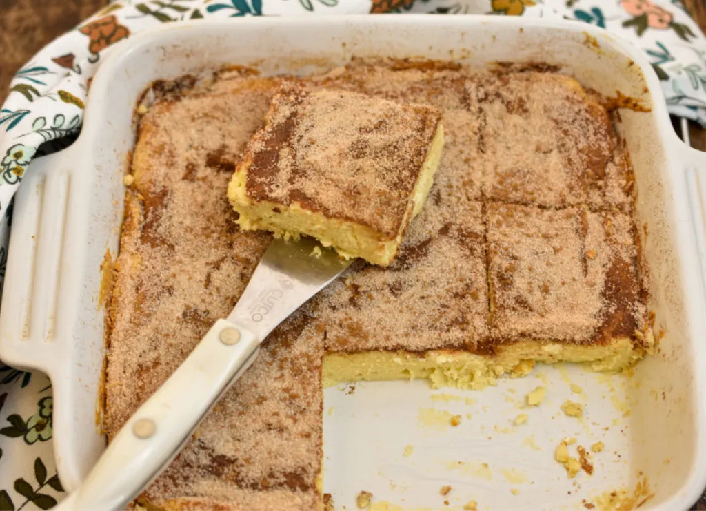 low-carb snickerdoodle cookie bars being served