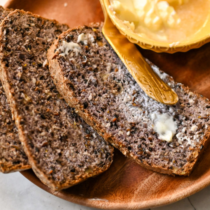 keto pumpernickel bread slices