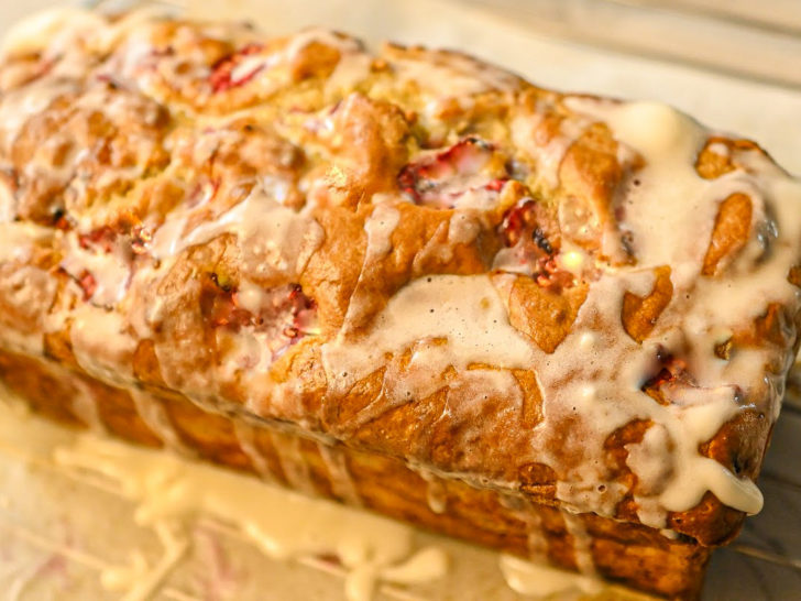 Low-carb strawberry bread with lemon icing