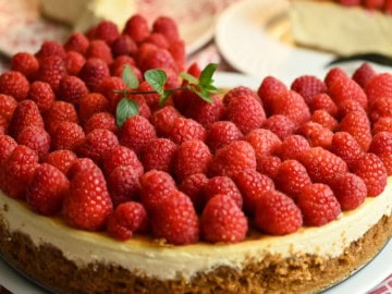 keto white chocolate cheesecake featured image 1200 (1)