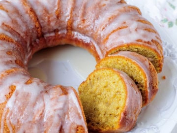 keto banana cake featured image 1200